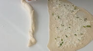 Yufkayı Keserek Yapılan Bereketli Börek Tarifi