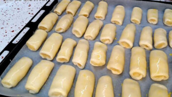 2 Bezeden Tepsi Dolusu Nefis Börek Tarifi
