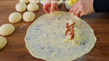 Akşamdan Yapılan Parmak Yedirten Börek Tarifi