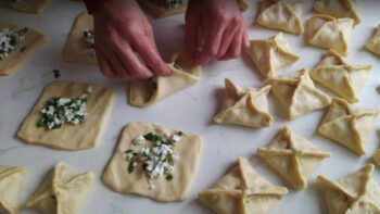 Soda İle Lezzetlenen Pratik Yöntemli Katmer Börek Tarifi