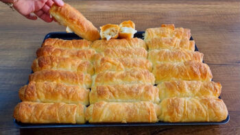 Sosu Günlerce Çıtır Tutan Kremalı Börek Tarifi