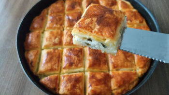 Yiyenin Tarif İsteyeceği 4 Bezeden Muhteşem Sütlü Börek Tarifi
