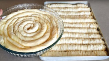 Eşinizin Çok Seveceği Akşamdan Yapılan Tek Hamurdan Baklava Ve Börek Tarifi