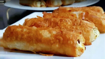 Hazır Yufkayı El Açma Gibi Yapan Sosu ile Leziz Börek Tarifi