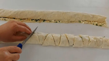 Her Gün Yapmanızı Herkesin İsteyeceği İkramlık Börek Tarifi