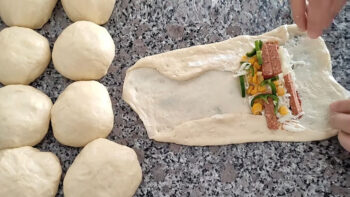 Mısırlı İç Malzemeden Parmak Yedirten Börek Tarifi