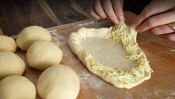 Ramazanda Çok Yapılacak Bol Malzemeli Pizza Çörek Tarifi
