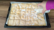 Sadece 4 Bezeden İnanılmaz Yumuşak ve Çıtır Börek Tarifi