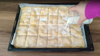 Sadece 4 Bezeden İnanılmaz Yumuşak ve Çıtır Börek Tarifi