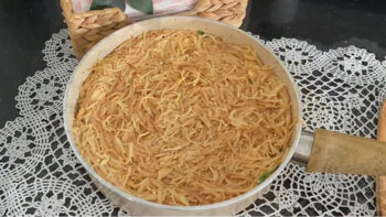 Tel Şehriyeden Tavada Parmak Yedirten Börek Tarifi