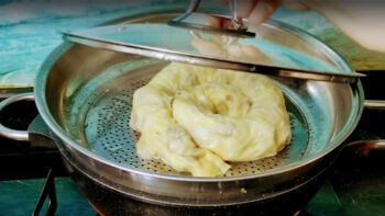 Süzgeçte Pişen İnanılmaz Hızlı Sahurluk Börek Tarifi