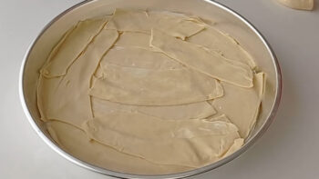 Yapılışına İnanamayacağınız Kat Kat Çıtır Börek Tarifi