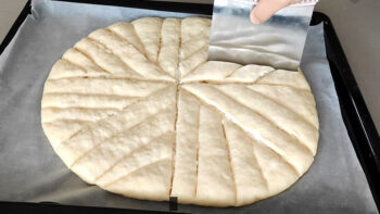 Baklava Dilimi Kolaylığına Bayılacağınız Çörek Tarifi