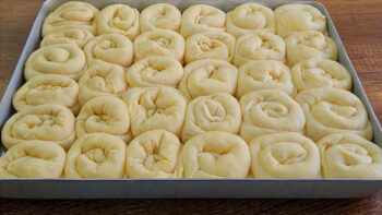 1 Ölçü Hamurdan Buzluğa Yakışan Tepsi Dolusu Börek Tarifi