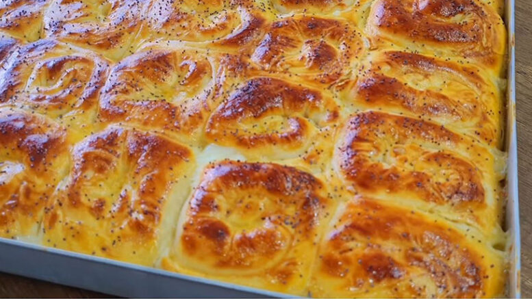 1 Ölçü Hamurdan Buzluğa Yakışan Tepsi Dolusu Börek Tarifi 2