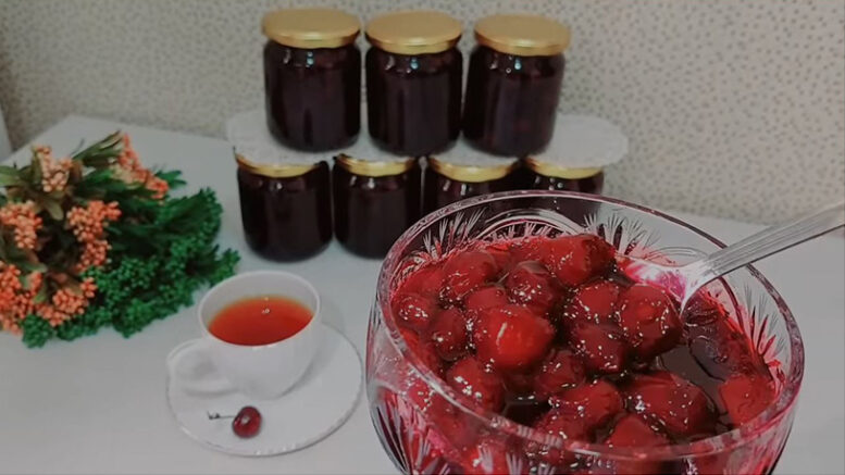 Rengi Şok Eden Şekerlenmeyen Yöntemi Olay Vişne Reçeli Tarifi 1