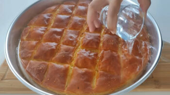 Sırrı Fırından Çıkar Çıkmaz Su Dökülmesinde Börek Tarifi