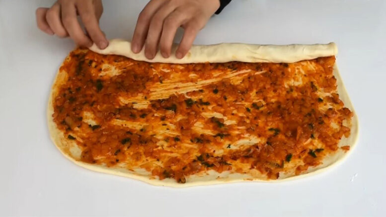Sırrı Lezzeti Soğanda Tekli Tepsi Böreği Tarifi 2