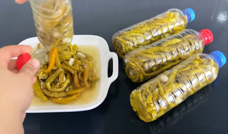 Su Şişesinde Çeşit Çeşit Tekme Tokat Turşusu