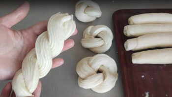 Kaç Tane Denerseniz Böylesi Olmayan Tereyağlı Çörek Tarifi
