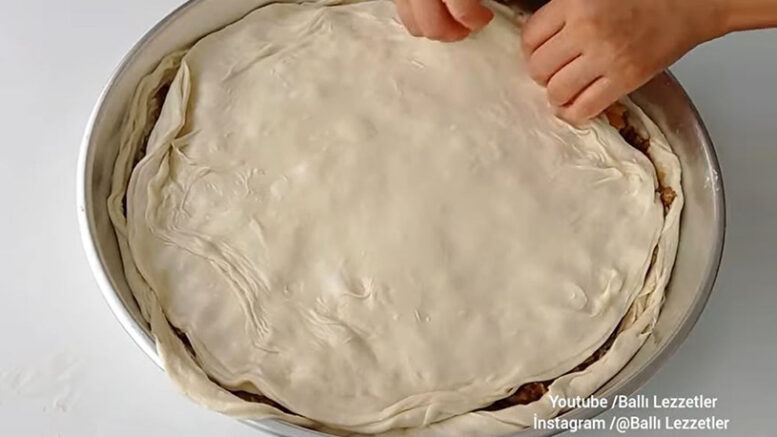 Haşlanmayan Patatesten Oklavasız Çıtır Börek Tarifi 2