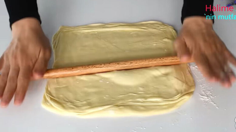 Peynirlide Zirveye Oturan Börek Tarifi