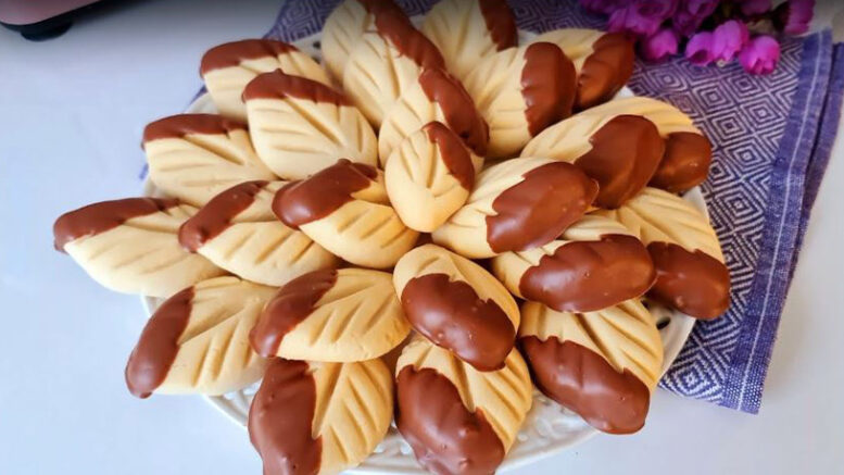 Kalıptan Çıkmış Gibi Un Gibi Yaprak Kurabiye Tarifi