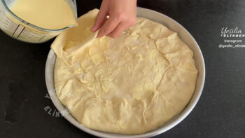 Sosu İçine Sonradan Dökülen İnanılmaz Börek Tarifi