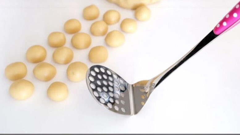 Evdeki Farklı Malzemelerden Şekilli Kurabiye Tarifi