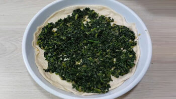 2 Bezeden En İddialı Ispanaklı Börek Tarifi