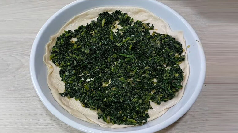 2 Bezeden En İddialı Ispanaklı Börek Tarifi
