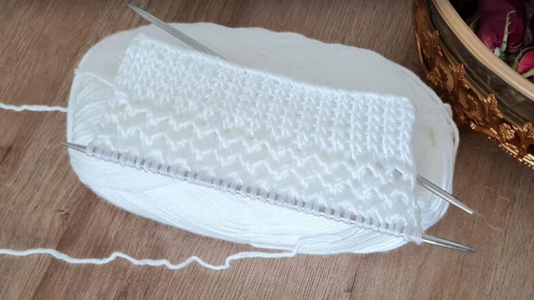 Dalgalı Duruşu Dikkat Çeken Olay Güzellikte Yelek Modeli