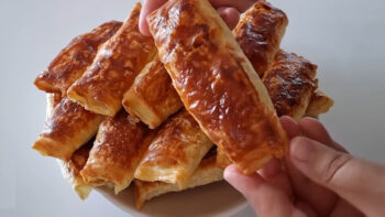 Milföy Gibi Yapılan Pul Gibi Dökülen Börek Tarifi