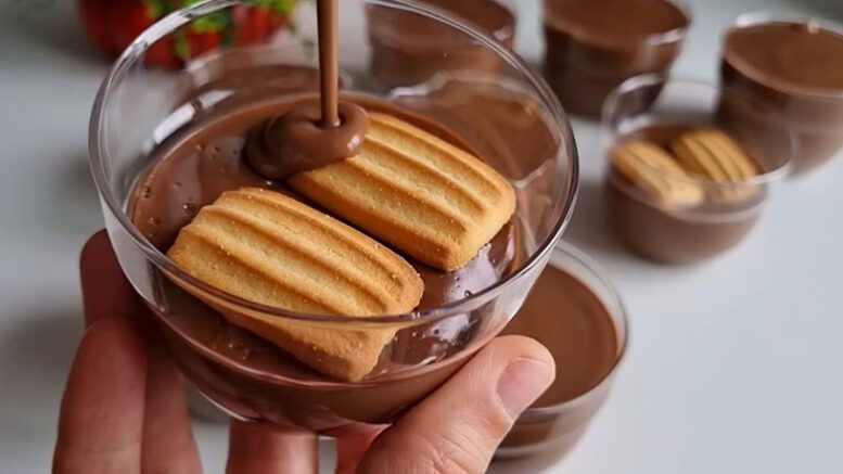 Soğuk Su İle 5 Dakikada Bebe Bisküvili Tatlı Tarifi