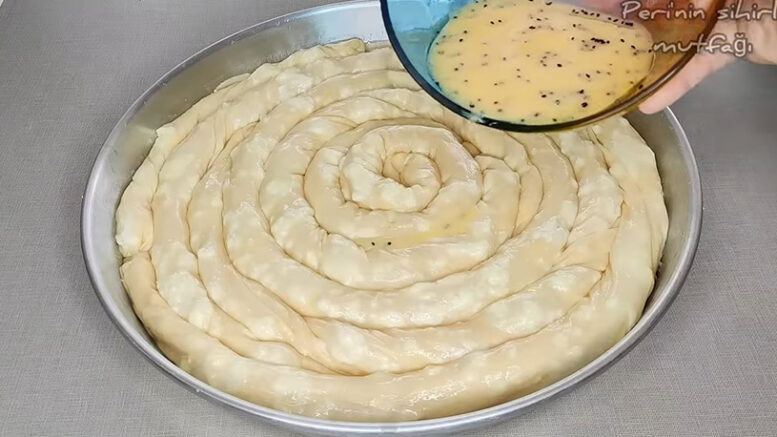 Sosu Farklı Eklenen Milföy Gibi Farklı Börek Tarifi