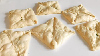 Sadece Un Ve Su Milföy Kıvamında Pul Pul Börek Tarifi