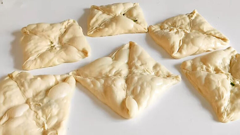 Sadece Un Ve Su Milföy Kıvamında Pul Pul Börek Tarifi