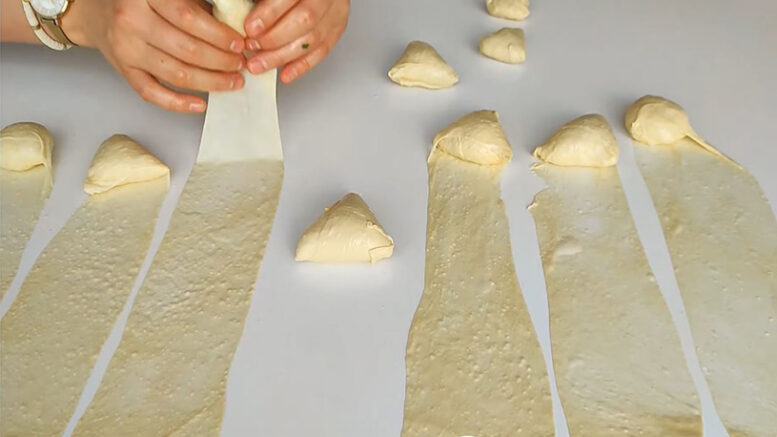 Şekli Yufkası Un Gibi Dağılması Konuşulacak Börek Tarifi