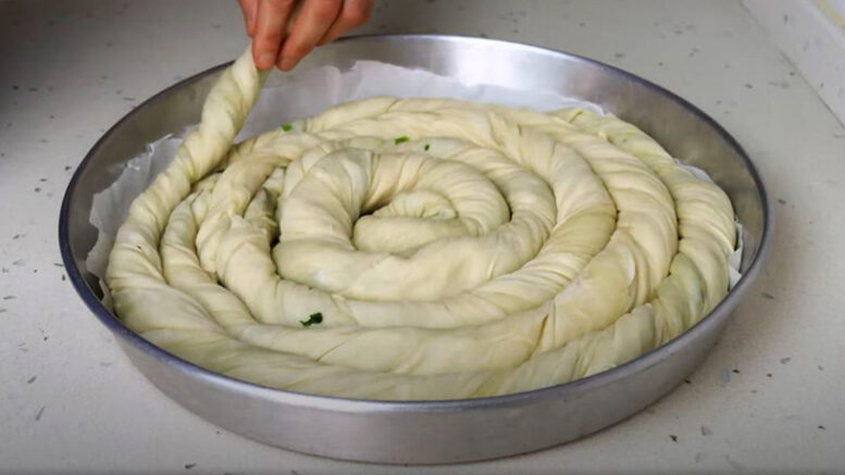 Yağ Gibi Açılan Hamuru Çok Beğenilen Börek Tarifi