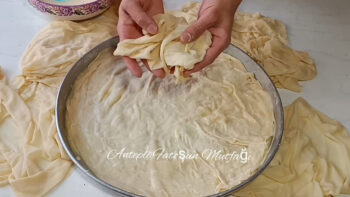Açılan Yufkayı Elde Sıkarak Hazırlanan Annelerin Börek Tarifi