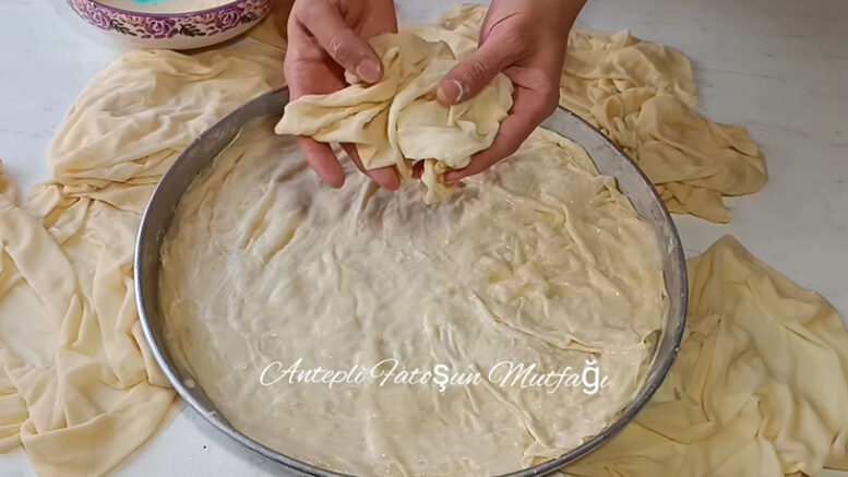 Açılan Yufkayı Elde Sıkarak Hazırlanan Annelerin Börek Tarifi