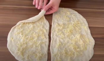 İlginç Teknikle Yapılan El Açma Börek Tarifi