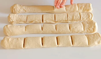 Yöntemi Sayesinde Tepsilere Sığmayan Poğaça Çörek Tarifi