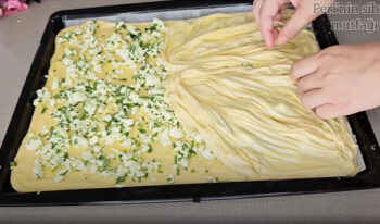 Kat Kat Olan Yufkaya Farklı Şekil Verilen Börek Tarifi