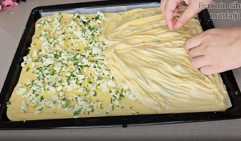 Kat Kat Olan Yufkaya Farklı Şekil Verilen Börek Tarifi