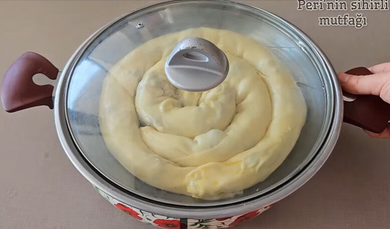 İlginç Süzgeçte Pişen İçi Sulu Börek Tarifi