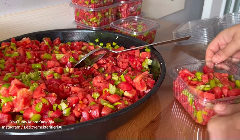 ocak basinda beklemeden hazirlanan kislik menemen tarifi 2