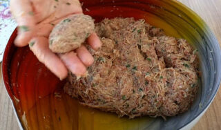 250 Gr Kıymadan Aileyi Doyuran Bereketli Köfte Tarifi