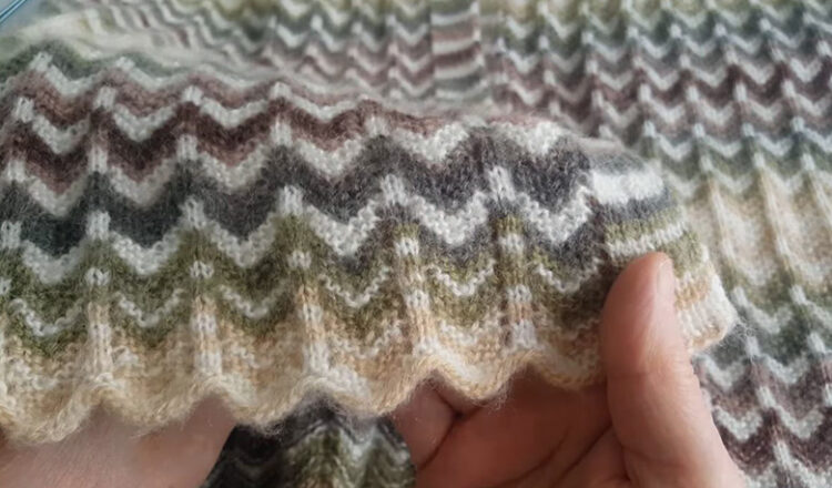 Dalgalı Annelere Gençlere Ebruli Yelek Örneği