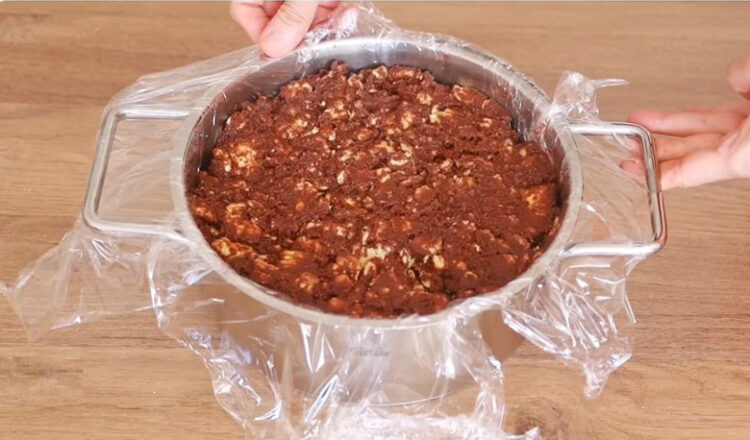 Tencerede Hazırlanan Çok Kolay Soslu Pasta Tarifi